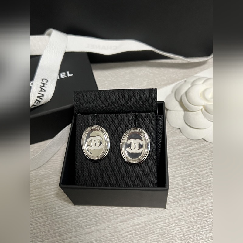 香奈兒耳釘  橢圓銀色鏡面耳釘 這一季的超級人氣王 簡潔流暢的線條 弧面設計