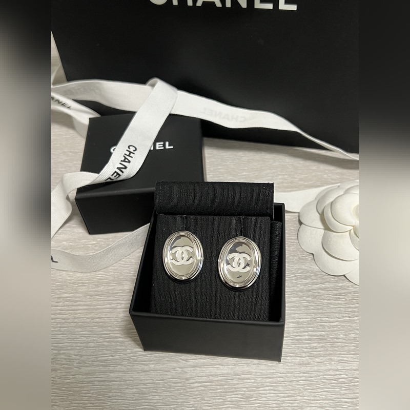 香奈兒耳釘  橢圓銀色鏡面耳釘 這一季的超級人氣王 簡潔流暢的線條 弧面設計