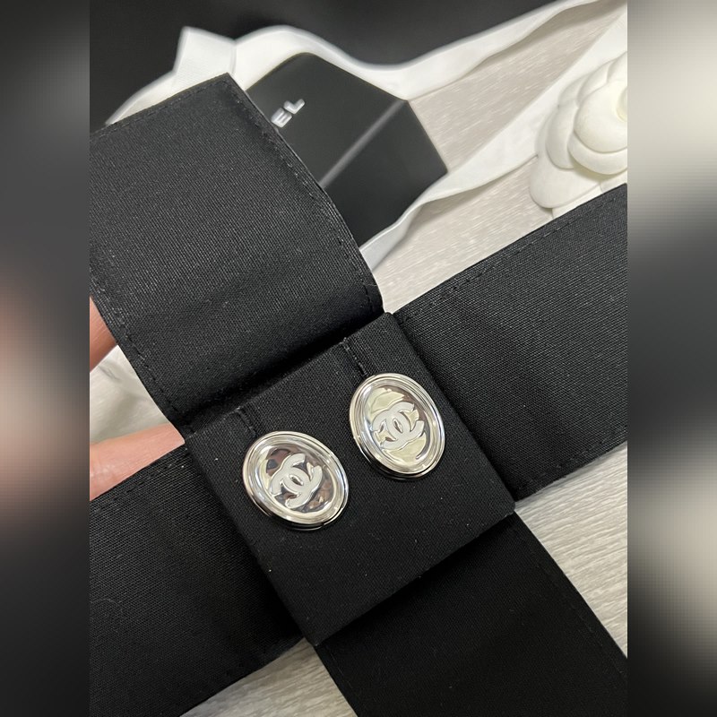 香奈兒耳釘  橢圓銀色鏡面耳釘 這一季的超級人氣王 簡潔流暢的線條 弧面設計