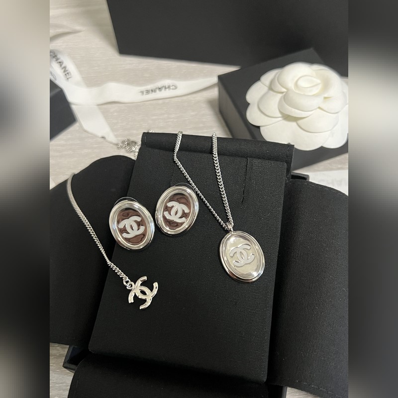 香奈兒耳釘  橢圓銀色鏡面耳釘 這一季的超級人氣王 簡潔流暢的線條 弧面設計