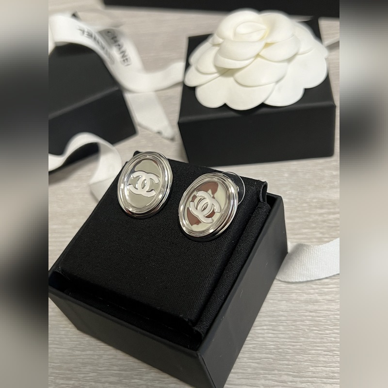 香奈兒耳釘  橢圓銀色鏡面耳釘 這一季的超級人氣王 簡潔流暢的線條 弧面設計