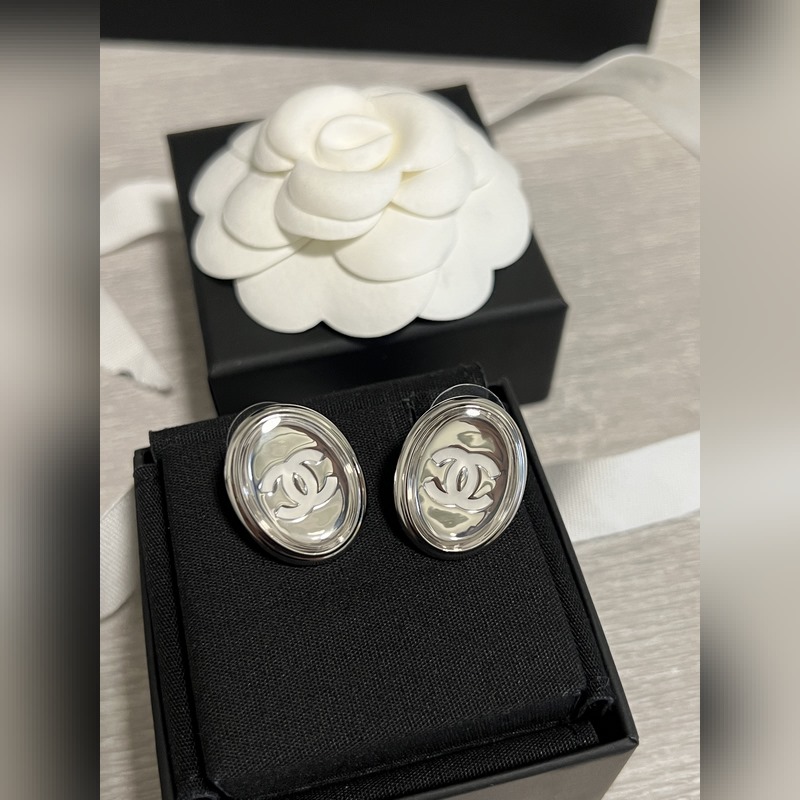 香奈兒耳釘  橢圓銀色鏡面耳釘 這一季的超級人氣王 簡潔流暢的線條 弧面設計