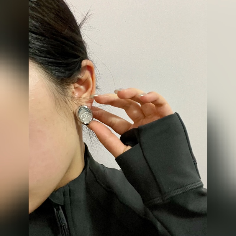 香奈兒耳釘  橢圓銀色鏡面耳釘 這一季的超級人氣王 簡潔流暢的線條 弧面設計