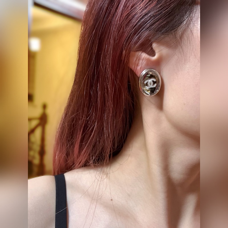 香奈兒耳釘  橢圓銀色鏡面耳釘 這一季的超級人氣王 簡潔流暢的線條 弧面設計