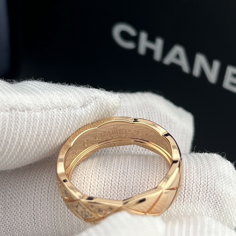 [原單對版] (配全套包裝) 香奈兒系列玫瑰金白金金色滿鑽菱格紋戒指 實拍圖