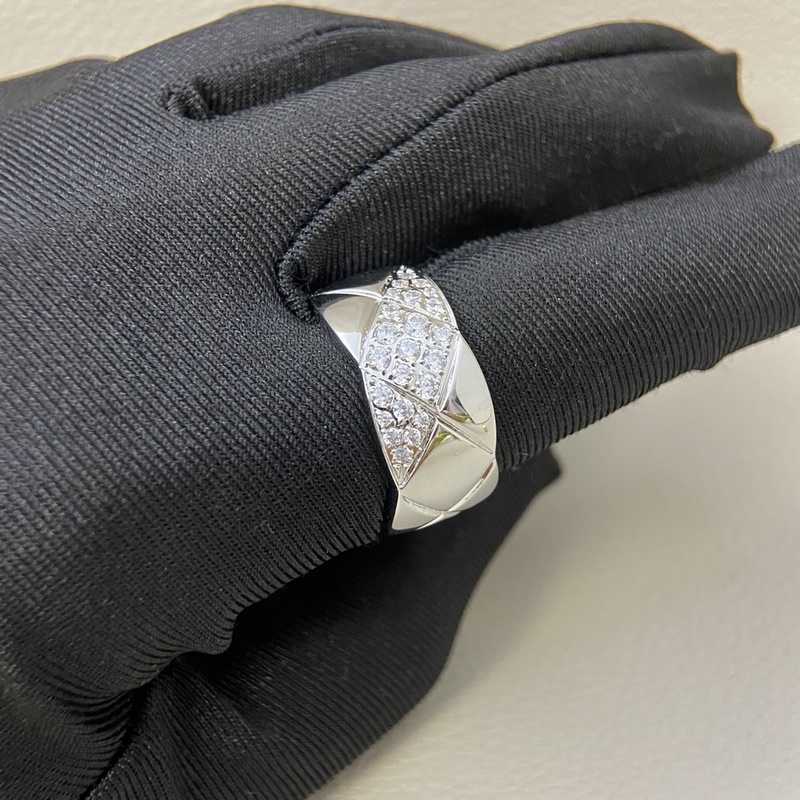 香奈兒戒指 新品鑲鑽寬版菱格戒指 碼號：5-10#