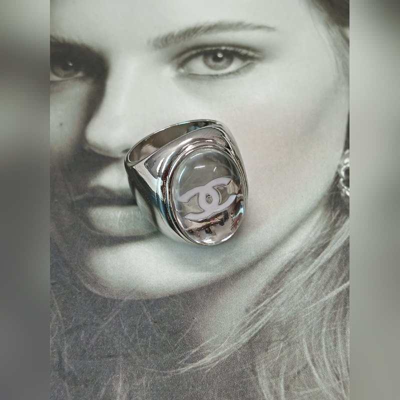 Chanel  新款 香奈兒 白色琺瑯滴雙C 鏡面橢圓白金色 6.7.8戒指