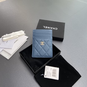 [特級五金原廠皮] 小香卡包系列 絎縫卡包配以標(biāo)志性金屬標(biāo)志 金色調(diào)金屬五金，