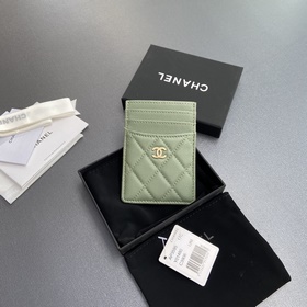 [特級五金原廠皮] 小香卡包系列 絎縫卡包配以標(biāo)志性金屬標(biāo)志 金色調(diào)金屬五金，