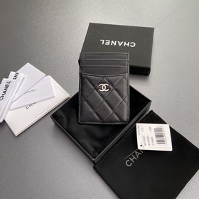 [特級五金原廠皮] 小香卡包系列 絎縫卡包配以標(biāo)志性金屬標(biāo)志 銀色調(diào)金屬五金，