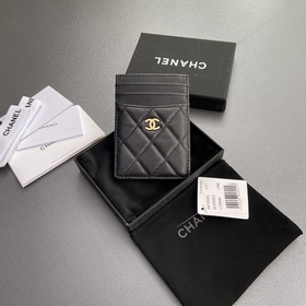 [特級五金原廠皮] 小香卡包系列 絎縫卡包配以標(biāo)志性金屬標(biāo)志 金色調(diào)金屬五金，