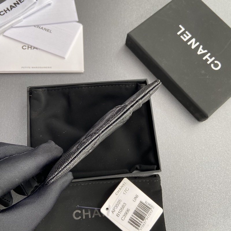 [特級(jí)五金原廠皮] 小香卡包系列 絎縫卡包配以標(biāo)志性金屬標(biāo)志 金色調(diào)金屬五金，