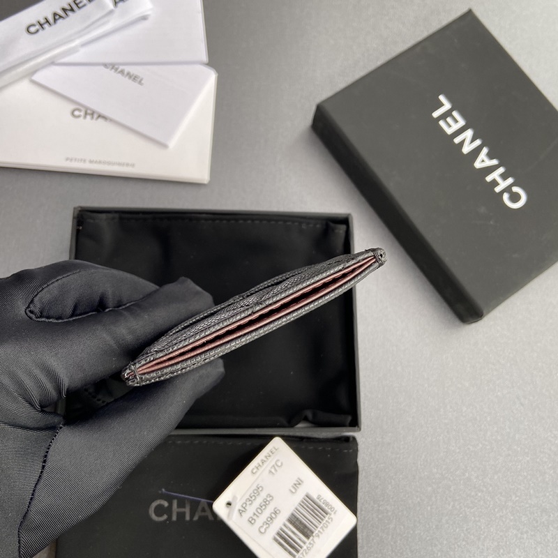 [特級(jí)五金原廠皮] 小香卡包系列 絎縫卡包配以標(biāo)志性金屬標(biāo)志 金色調(diào)金屬五金，