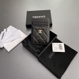 [特級五金原廠皮] 小香卡包系列 絎縫卡包配以標(biāo)志性金屬標(biāo)志 金色調(diào)金屬五金，