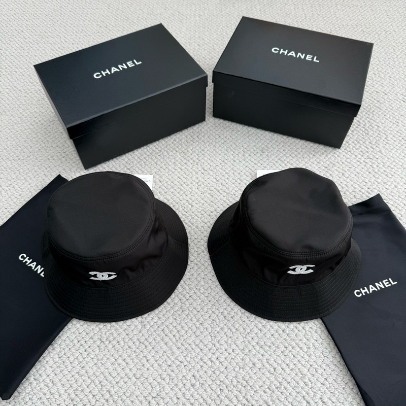 Chanel 小香白色亮片棒球帽 手縫珠片系列。內裡是花布，面料材質都是定制回來