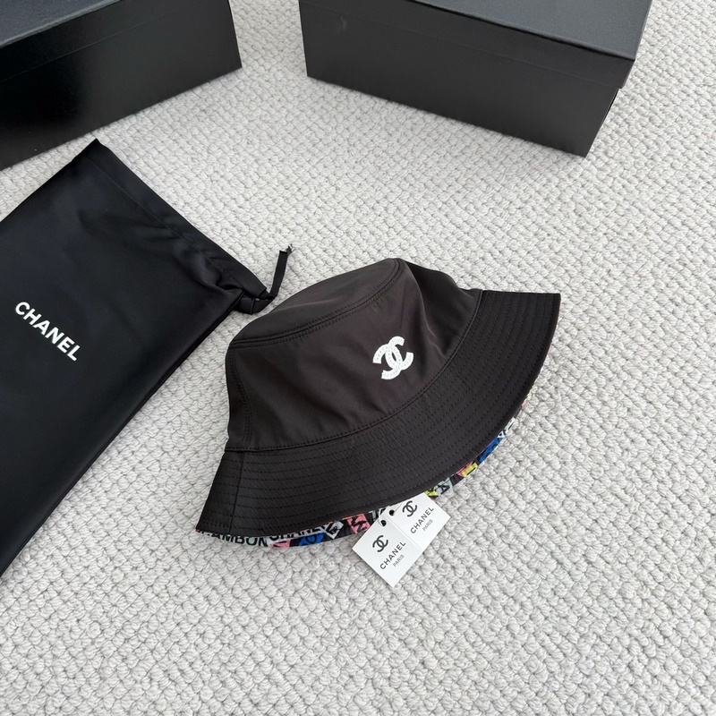 Chanel 小香白色亮片棒球帽 手縫珠片系列。內裡是花布，面料材質都是定制回來