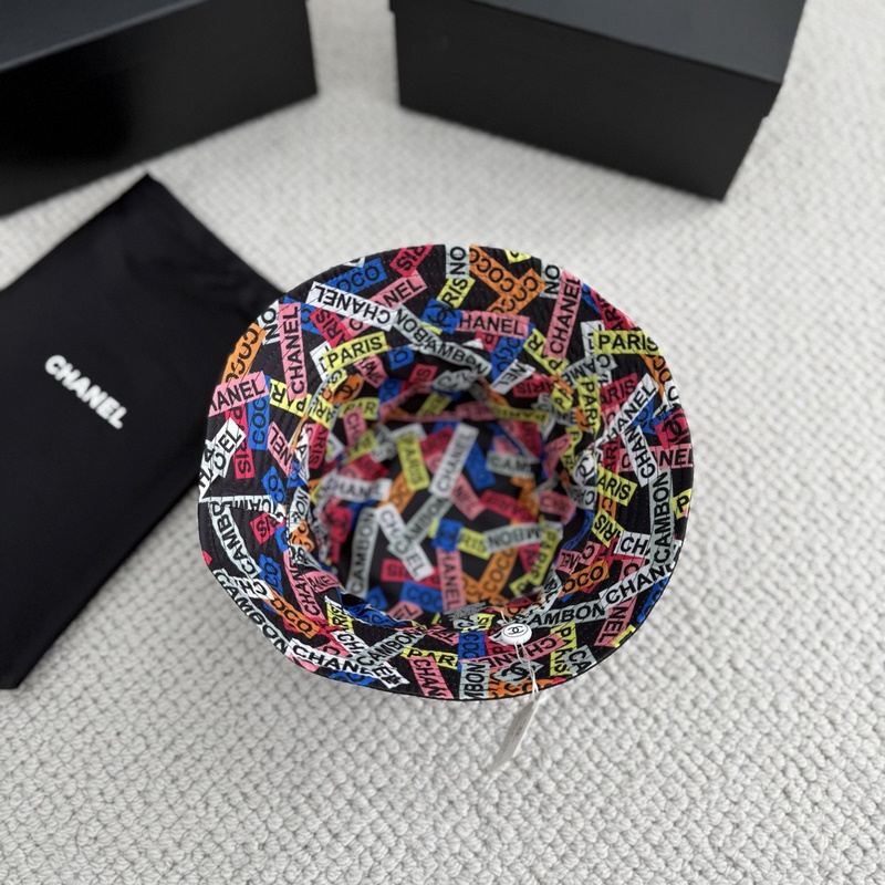 Chanel 小香白色亮片棒球帽 手縫珠片系列。內裡是花布，面料材質都是定制回來