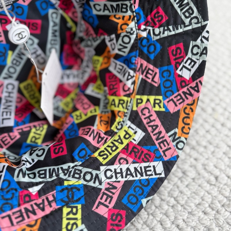 Chanel 小香白色亮片棒球帽 手縫珠片系列。內裡是花布，面料材質都是定制回來