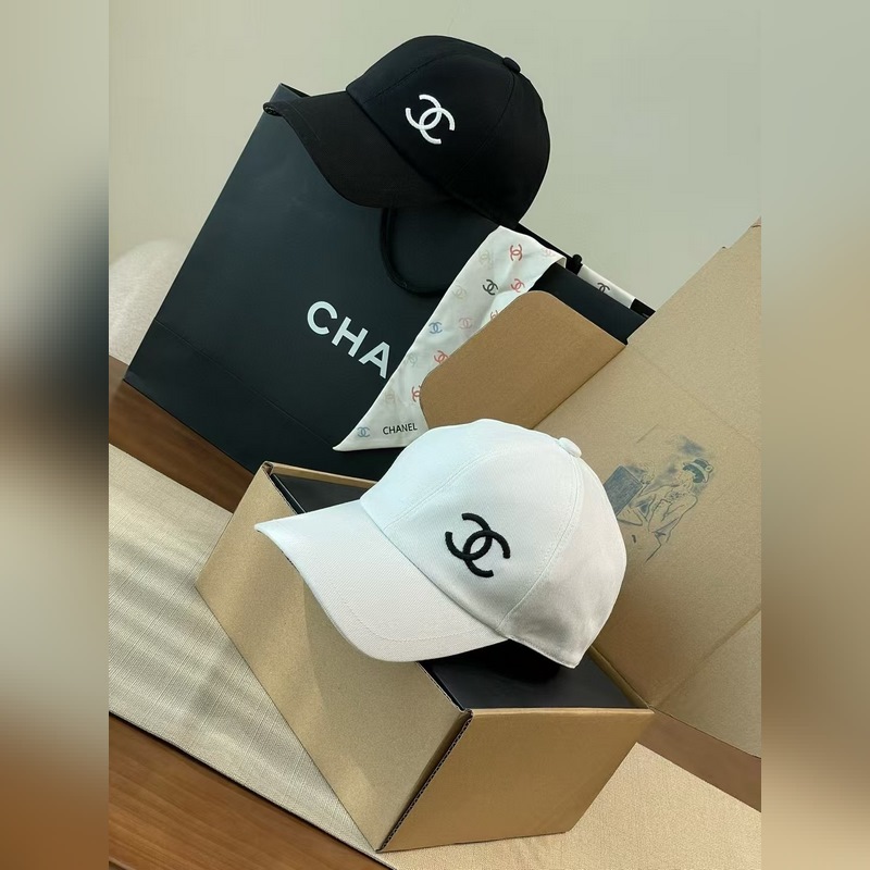 新款香奈兒chanel棒球帽 擁有黑白經典雙色。簡潔的帽身搭配標志性雙C log