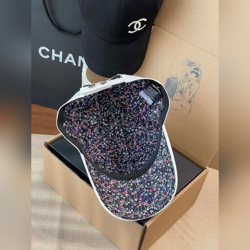 新款香奈兒chanel棒球帽 擁有黑白經典雙色。簡潔的帽身搭配標志性雙C log