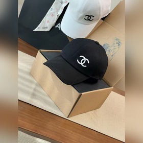 新款香奈兒chanel棒球帽 擁有黑白經典雙色。簡潔的帽身搭配標志性雙C log