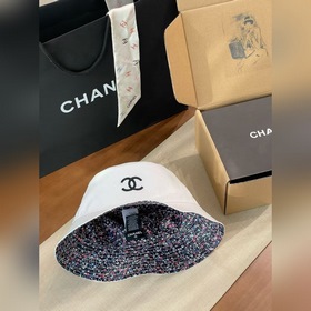 chanel這款漁夫帽真的絕了~黑白兩色簡約又經典，帽身大大的雙C logo，高