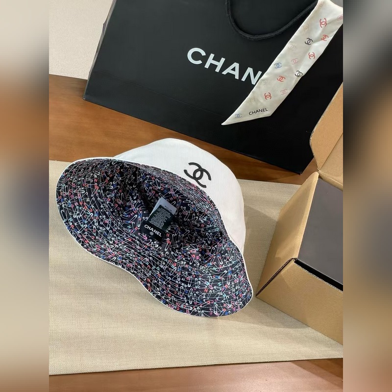 chanel這款漁夫帽真的絕了~黑白兩色簡約又經(jīng)典，帽身大大的雙C logo，高