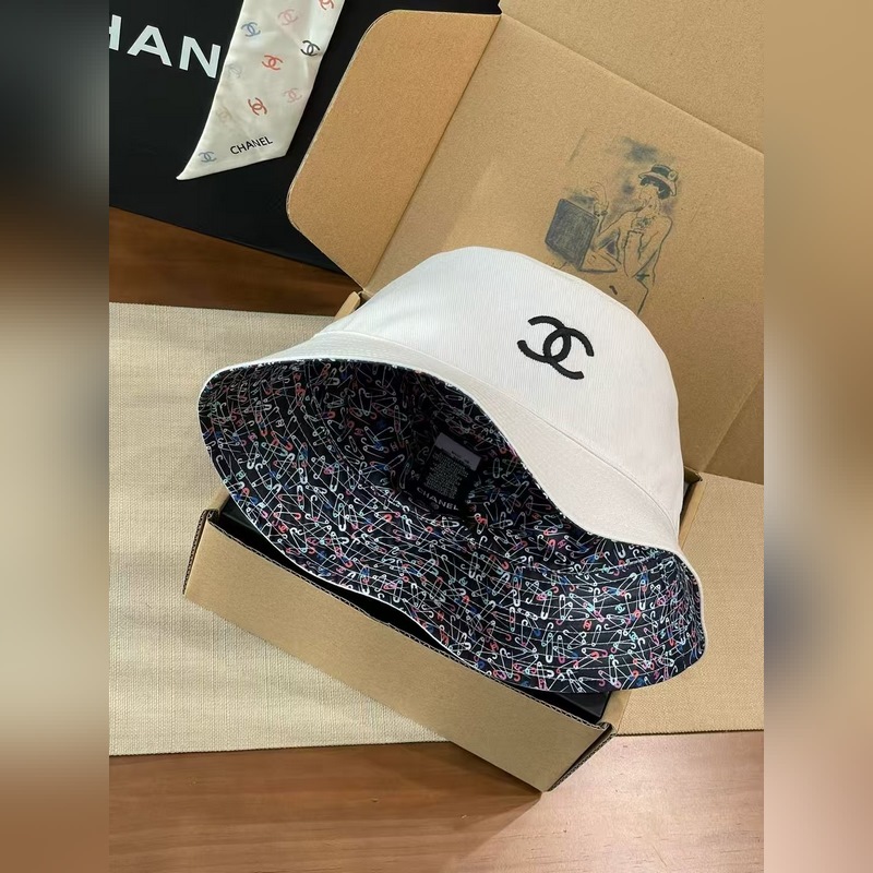 chanel這款漁夫帽真的絕了~黑白兩色簡約又經(jīng)典，帽身大大的雙C logo，高