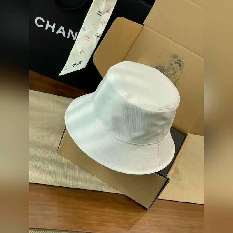 chanel這款漁夫帽真的絕了~黑白兩色簡約又經(jīng)典，帽身大大的雙C logo，高