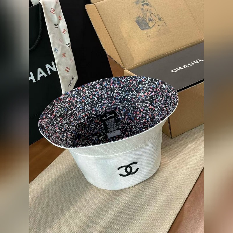 chanel這款漁夫帽真的絕了~黑白兩色簡約又經(jīng)典，帽身大大的雙C logo，高