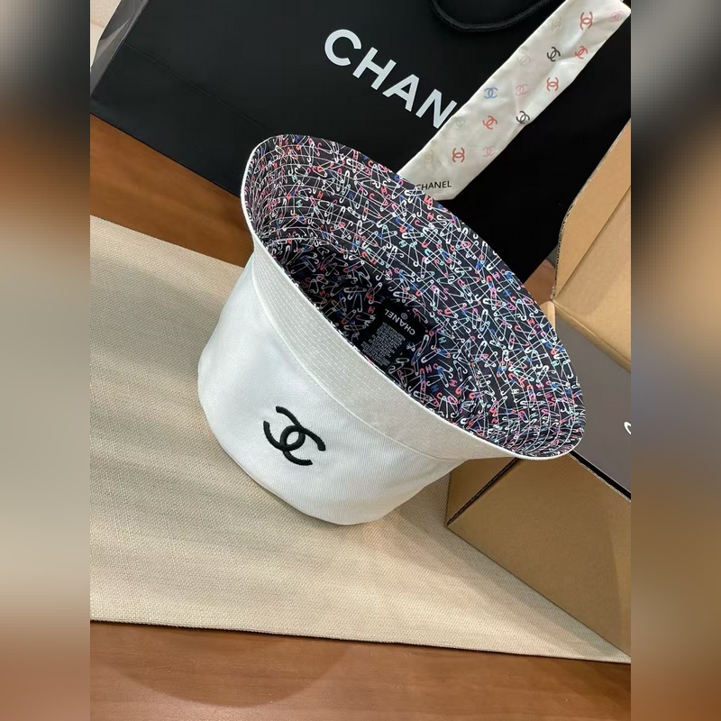 chanel這款漁夫帽真的絕了~黑白兩色簡約又經(jīng)典，帽身大大的雙C logo，高