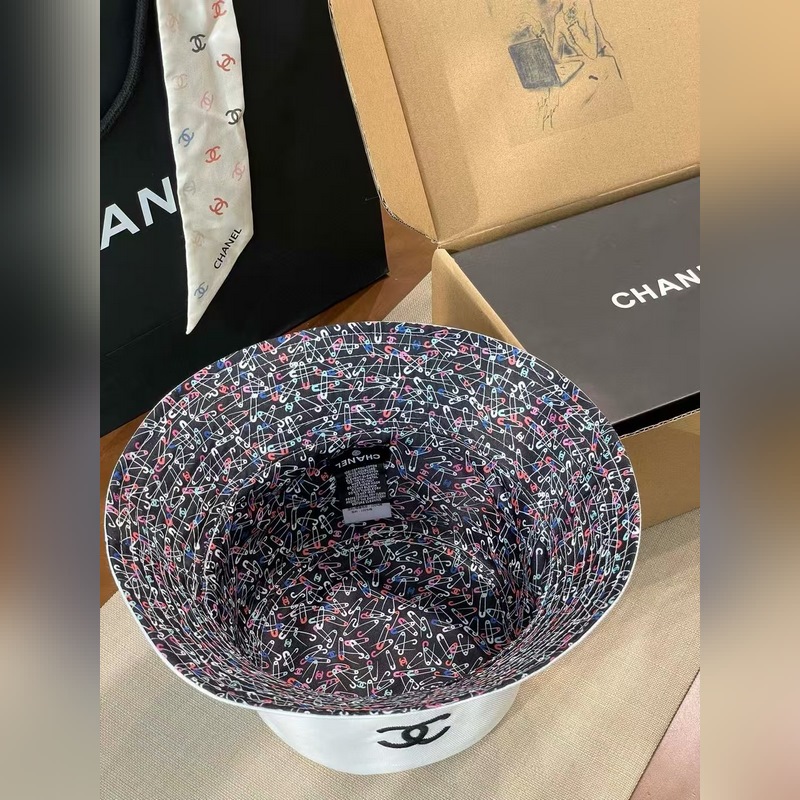 chanel這款漁夫帽真的絕了~黑白兩色簡約又經(jīng)典，帽身大大的雙C logo，高