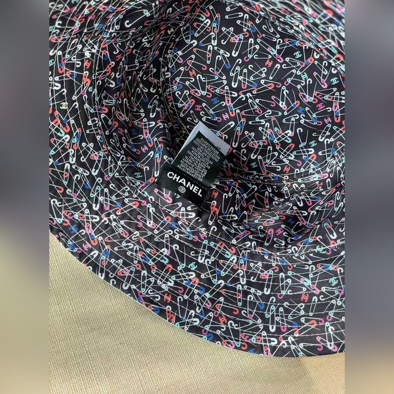 chanel這款漁夫帽真的絕了~黑白兩色簡約又經(jīng)典，帽身大大的雙C logo，高