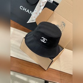 chanel這款漁夫帽真的絕了~黑白兩色簡約又經典，帽身大大的雙C logo，高