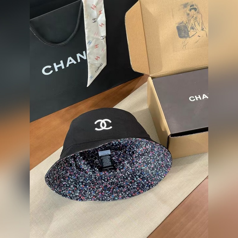 chanel這款漁夫帽真的絕了~黑白兩色簡約又經典，帽身大大的雙C logo，高