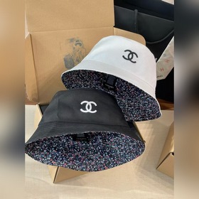 chanel這款漁夫帽真的絕了~黑白兩色簡約又經典，帽身大大的雙C logo，高