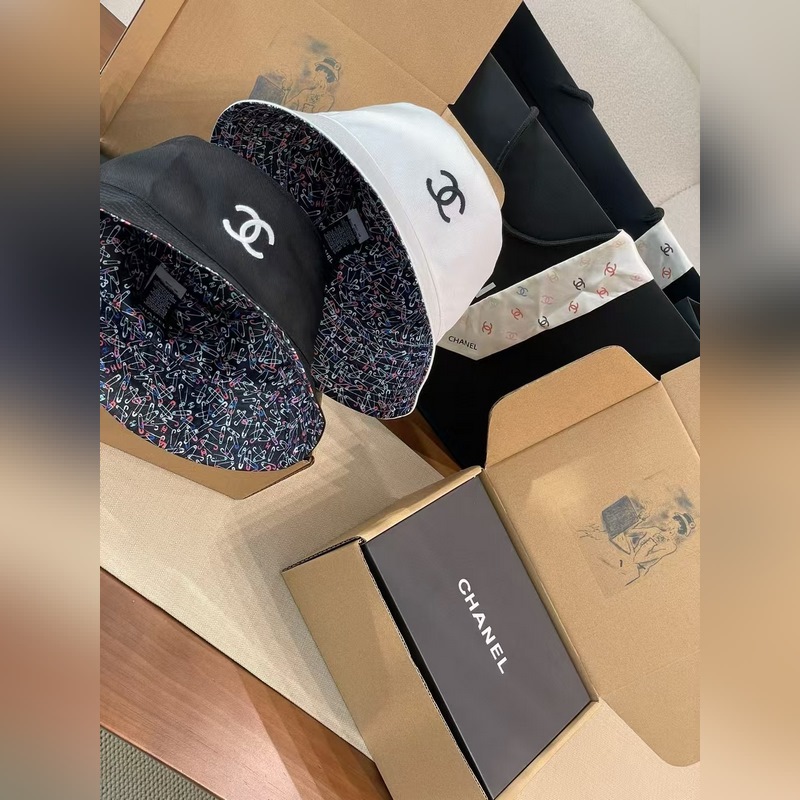 chanel這款漁夫帽真的絕了~黑白兩色簡約又經典，帽身大大的雙C logo，高