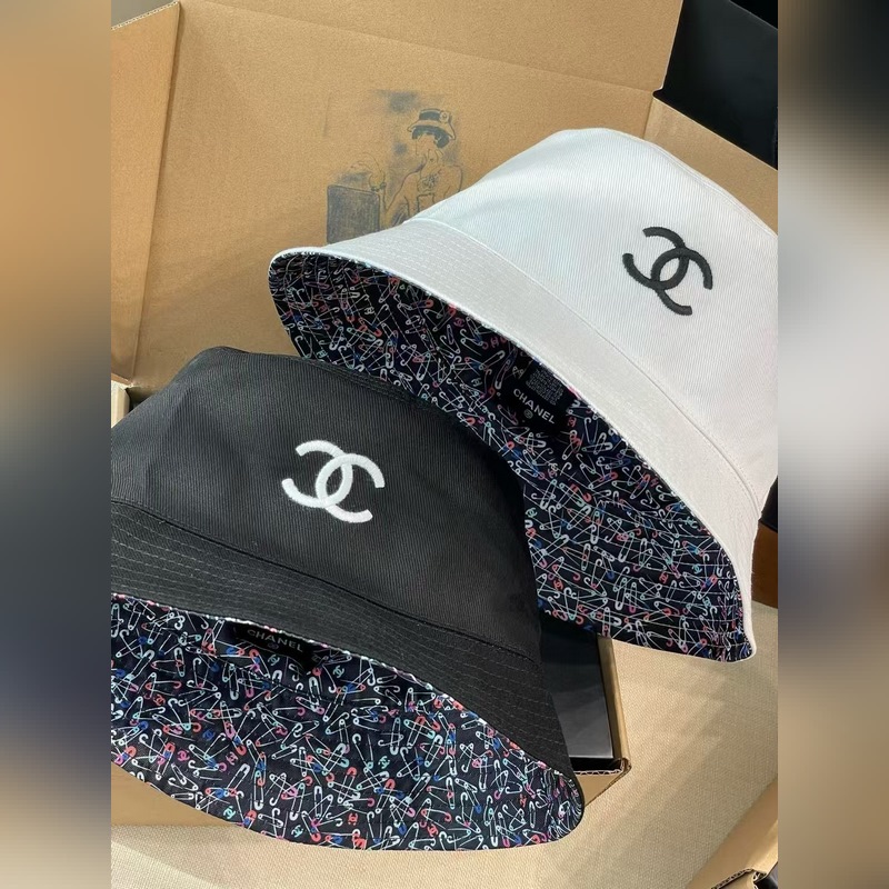 chanel這款漁夫帽真的絕了~黑白兩色簡約又經典，帽身大大的雙C logo，高