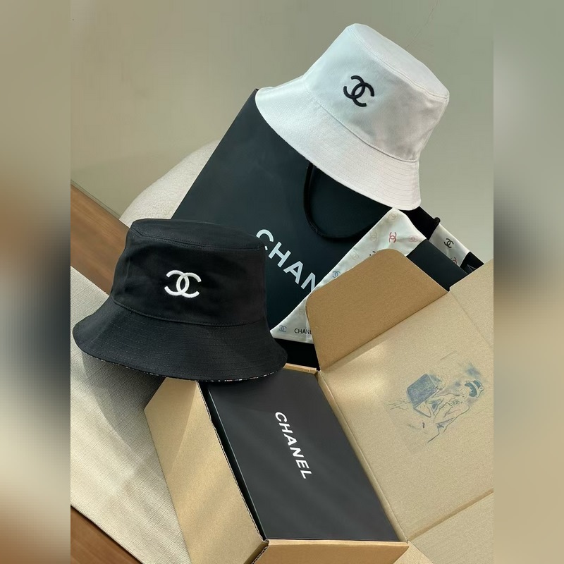 chanel這款漁夫帽真的絕了~黑白兩色簡約又經典，帽身大大的雙C logo，高