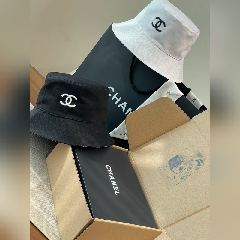 chanel這款漁夫帽真的絕了~黑白兩色簡約又經典，帽身大大的雙C logo，高