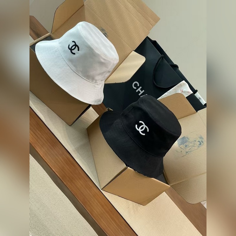 chanel這款漁夫帽真的絕了~黑白兩色簡約又經典，帽身大大的雙C logo，高