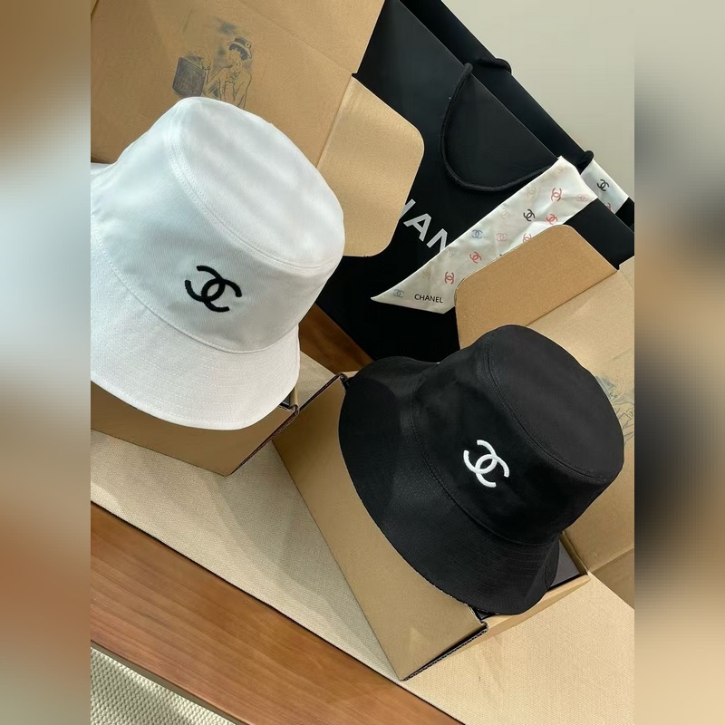 chanel這款漁夫帽真的絕了~黑白兩色簡約又經典，帽身大大的雙C logo，高