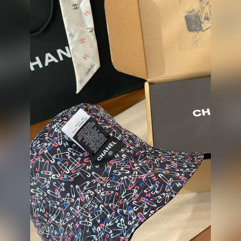 chanel這款漁夫帽真的絕了~黑白兩色簡約又經典，帽身大大的雙C logo，高