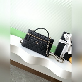 25b精緻小巧鍊條手拿包 小羊皮配金色金屬 讓整個包看起來更加力挺 鍊條可拆卸