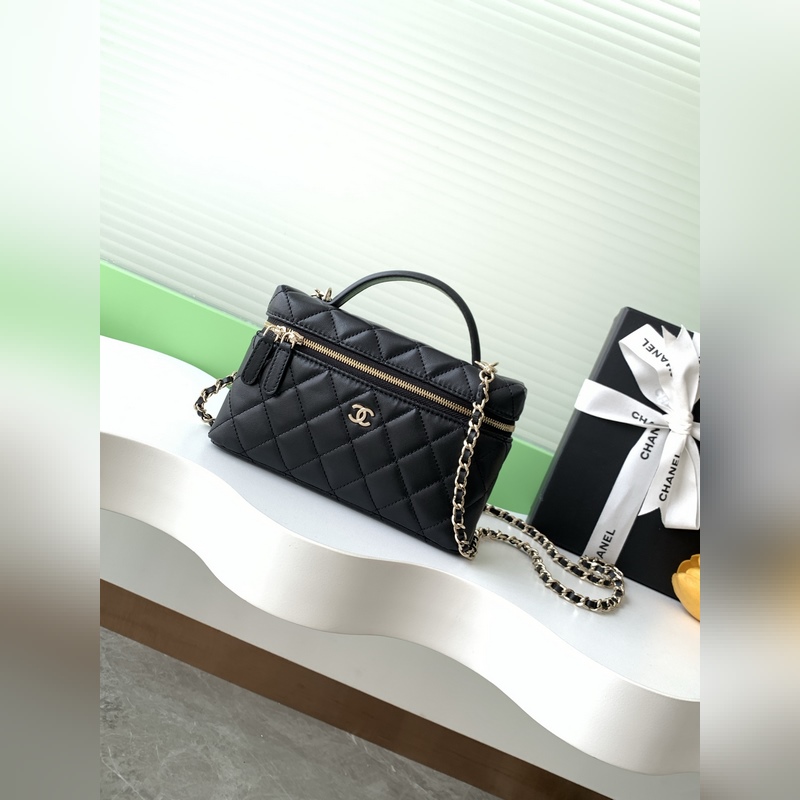 25b精緻小巧鍊條手拿包 小羊皮配金色金屬 讓整個包看起來更加力挺 鍊條可拆卸