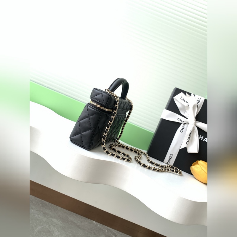 25b精緻小巧鍊條手拿包 小羊皮配金色金屬 讓整個包看起來更加力挺 鍊條可拆卸