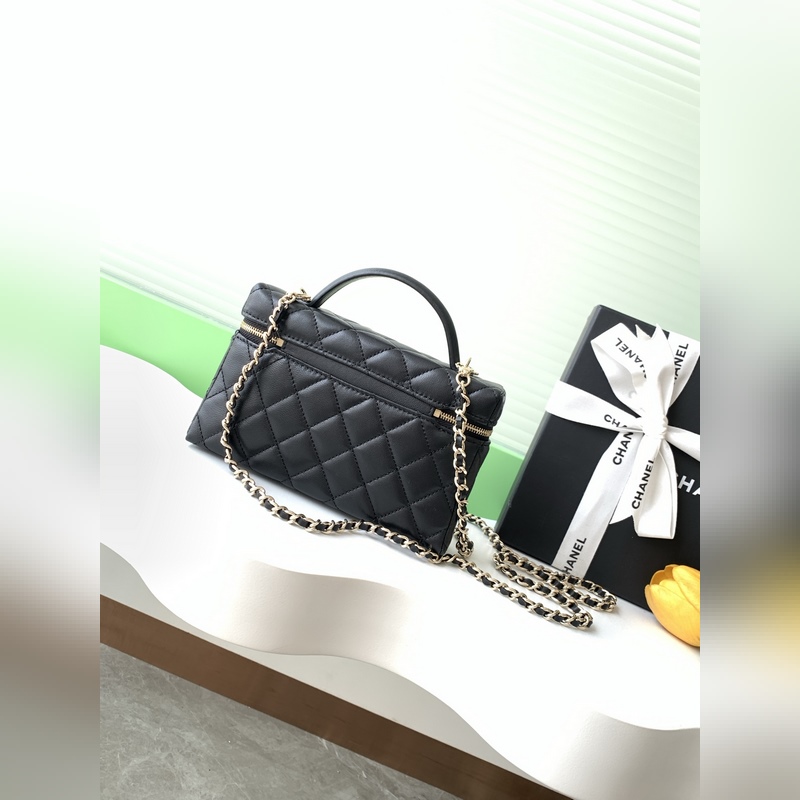 25b精緻小巧鍊條手拿包 小羊皮配金色金屬 讓整個包看起來更加力挺 鍊條可拆卸