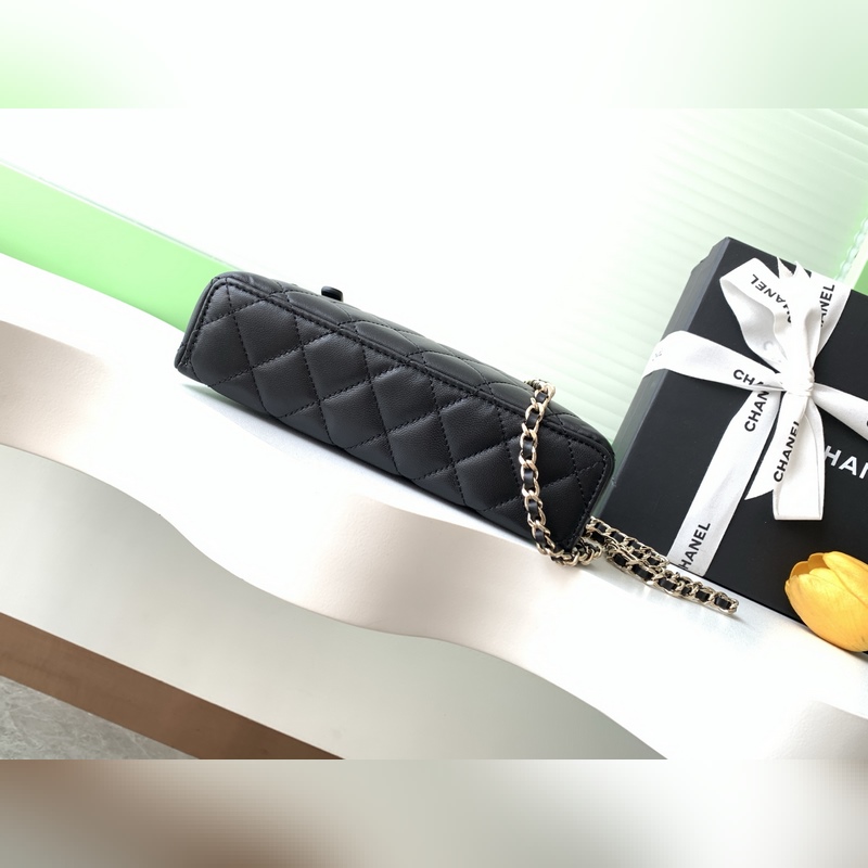 25b精緻小巧鍊條手拿包 小羊皮配金色金屬 讓整個包看起來更加力挺 鍊條可拆卸