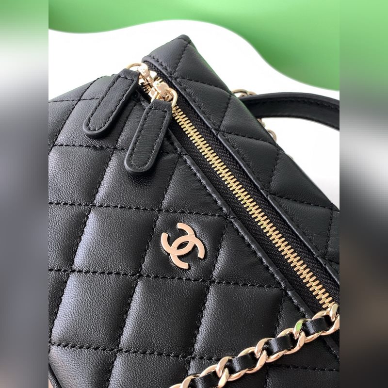 25b精緻小巧鍊條手拿包 小羊皮配金色金屬 讓整個包看起來更加力挺 鍊條可拆卸