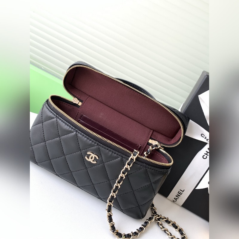 25b精緻小巧鍊條手拿包 小羊皮配金色金屬 讓整個包看起來更加力挺 鍊條可拆卸